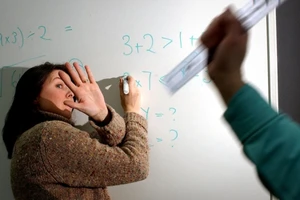 Gần nửa số giáo viên ở Anh từng bị học sinh đánh