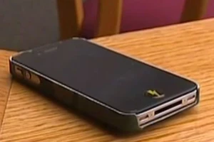 Bị bắt giam vì tịch thu điện thoại của con gái 12 tuổi