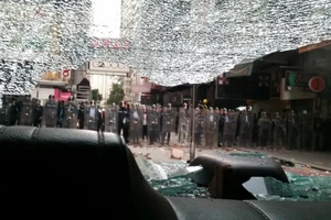 Hong Kong hỗn chiến ngay đêm đầu năm mới