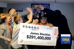 Chủ nhân giải độc đắc 1,6 tỉ USD chia ba cho bạn bè