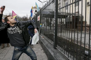 Dân Ukraine tấn công đại sứ quán Nga tại Kiev
