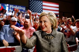 Thắng lớn, ông Trump và bà Clinton đến gần đề cử của đảng