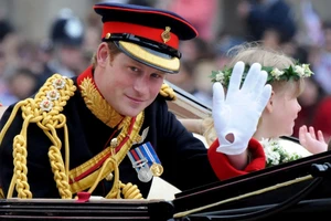 Vợ chồng tổng thống Obama và Hoàng tử Harry thách nhau trên mạng xã hội