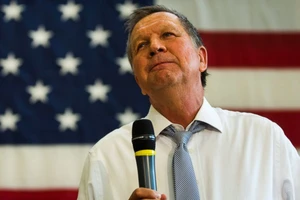 Mọi đối thủ bỏ cuộc, Donald Trump 'một mình một ngựa' về đích