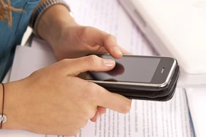 50% trẻ vị thành niên Mỹ ghiền điện thoại di động