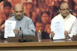 Thủ tướng Ấn Độ bị tố xài bằng giả