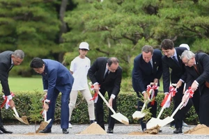 Tổng thống Obama đi thăm đền và tham gia trồng cây ở Nhật
