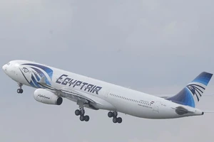 Máy bay EgyptAir hạ cánh khẩn vì bị đe dọa đánh bom