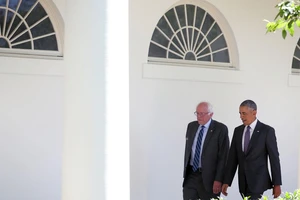 Bà Clinton và ông Trump chiến nhau trên mạng