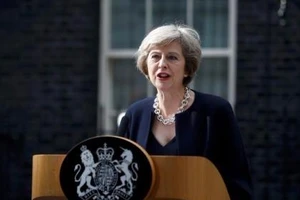 Bà Theresa May chính thức bước vào dinh thủ tướng Anh