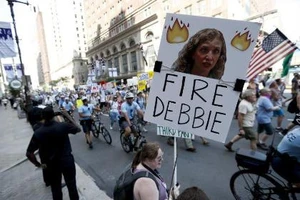 Mỹ: Chủ tịch đảng Dân chủ từ chức trước thềm đại hội