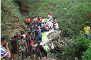 Xe khách lăn xuống vực, 33 người chết