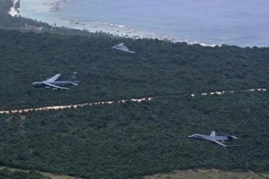 Máy bay ném bom hạt nhân Mỹ phô diễn sức mạnh trên biển Đông