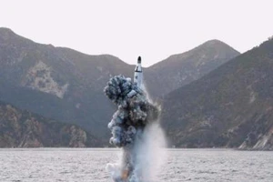 Triều Tiên phóng tên lửa đạn đạo từ tàu ngầm về hướng Nhật