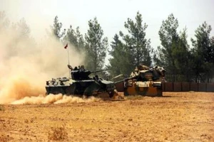 Xe tăng, máy bay Thổ Nhĩ Kỳ vào Syria