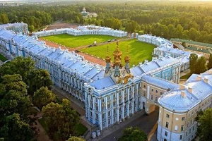 Trung Quốc: Mẹ cho con tiểu bậy trong cung điện hoàng gia Nga