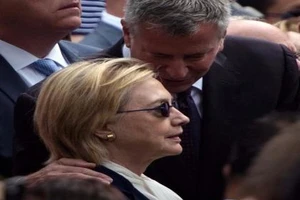 Bà Clinton loạng choạng, trượt ngã tại lễ tưởng niệm sự kiện 11-9