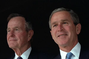  Tổng thống Bush 'cha' tuyên bố sẽ bầu cho bà Clinton