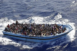 Tàu chở 600 người chìm, chỉ cứu được 155 người