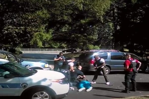 Vợ công bố đoạn clip chồng bị cảnh sát bắn chết