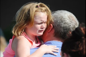 Thiếu niên 14 tuổi bắn chết cha, xả súng trường học 