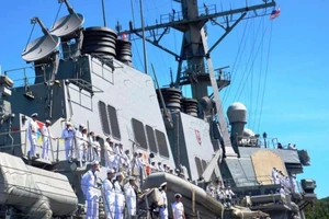 Tàu chiến Mỹ cập cảng Cam Ranh lần đầu sau 21 năm