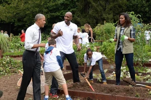 Chùm ảnh: Nhà Obama thu hoạch vườn Nhà Trắng
