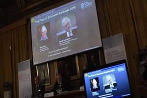 Nobel Kinh tế trao cho 2 chủ nhân lý thuyết hợp đồng