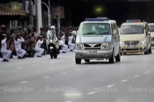 Người dân được phép vào hoàng cung viếng quốc vương