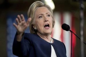 Thắng, bà Clinton phải làm gì?