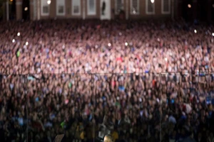 Clinton, Obama diễn thuyết sau hàng rào kính chắn đạn