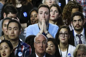 Bill Clinton lo ngại vợ mình chưa vận động đủ