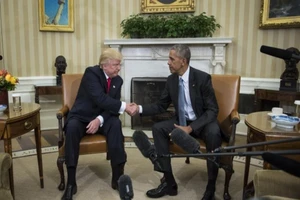 Vợ chồng Obama hoan nghênh vợ chồng Trump tại Nhà Trắng