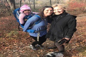 Vợ chồng bà Clinton dắt chó đi dạo sau bầu cử