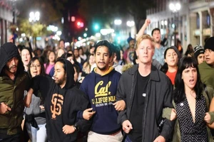 Hàng triệu người ký đơn xin đại cử tri bầu Clinton