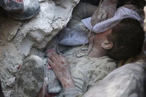 Tang thương Aleppo, 87 người chết vì không kích