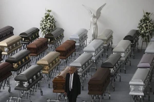 Máy bay rơi vì hết xăng, đau buồn biến thành giận dữ