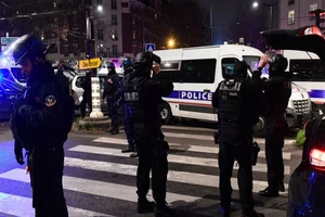 Cướp có vũ trang, bắt cóc con tin ở Paris