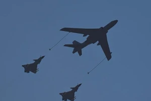 Máy bay ném bom Trung Quốc vờn quanh Đài Loan