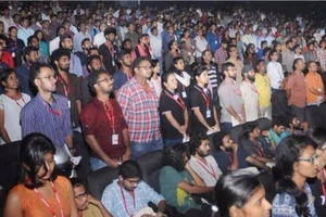 Bị bắt vì ngồi giữa lúc đang phát quốc ca