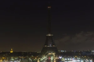 Tháp Eiffel tắt điện vì Aleppo