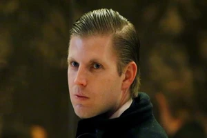 Bị công kích, con trai ông Trump đóng cửa quỹ từ thiện