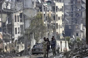 Sau khi rút, phe nổi dậy nã pháo vào Aleppo