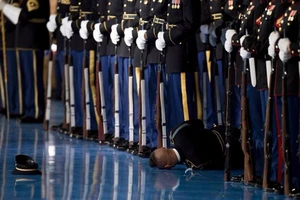 Lính Mỹ ngất xỉu trong lễ chia tay Tổng thống Obama
