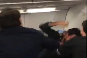 Máy bay hạ cánh khẩn cấp vì hành khách ẩu đả