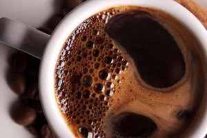 Bị cảnh sát phạt tiền vì đổ cà phê... xuống cống