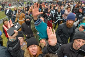 Người biểu tình phản đối Trump xung đột cảnh sát