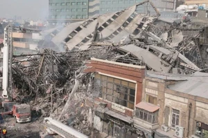 Cao ốc cháy sập, chôn vùi hơn 20 lính cứu hỏa