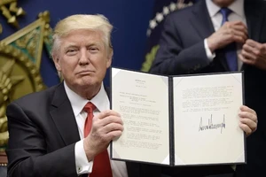 Nhậm chức hơn 10 ngày, ông Trump hứng 52 vụ kiện