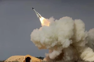 Iran tập trận, Trung Quốc thử tên lửa 'dằn mặt' Mỹ